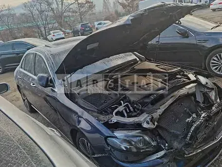 Photo 2 of 9: 2020 Mercedes-Benz E 300, VIN W1KZF4JB5LA764749 — Korean insurance auction