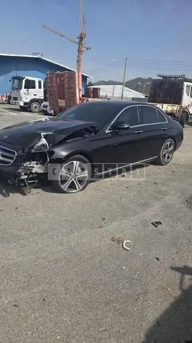 Photo 3 of 3: 2019 Mercedes-Benz E300, VIN WDDZF4JB5KA615093 — Korean insurance auction