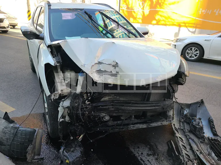 Photo 2 of 12: 2015 Hyundai Santa Fe, VIN KMHSW81UDGU601982 — Korean insurance auction