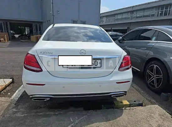 Photo 2 of 20: 2017 Mercedes-Benz E220d — Korean insurance auction