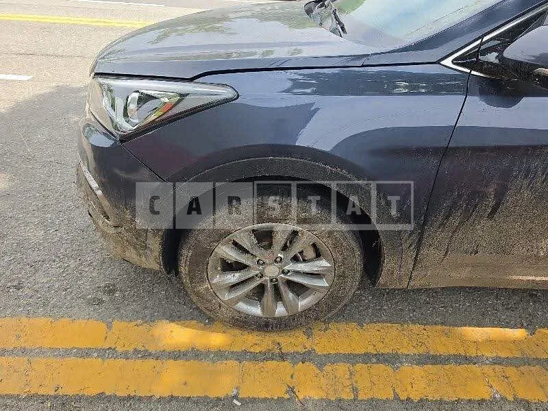 Photo 2 of 28: 2017 Hyundai Santa Fe, VIN KMHSW81UBJU789759 — Korean insurance auction