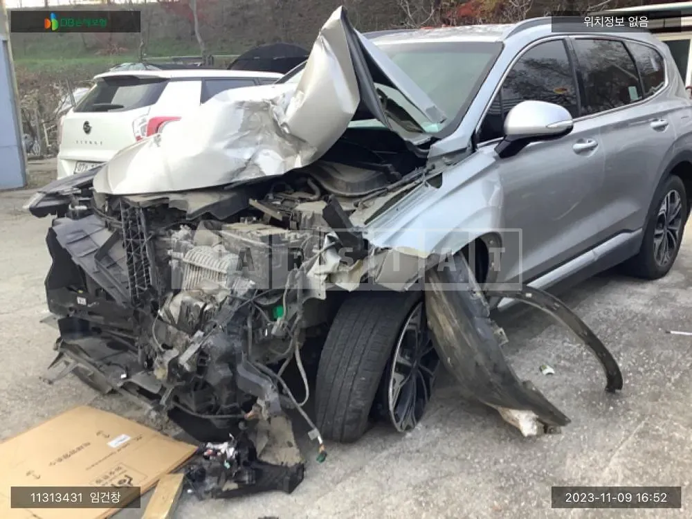 Photo 2 of 25: 2019 Hyundai Santa Fe, VIN KMHS381BDLU244867 — Korean insurance auction