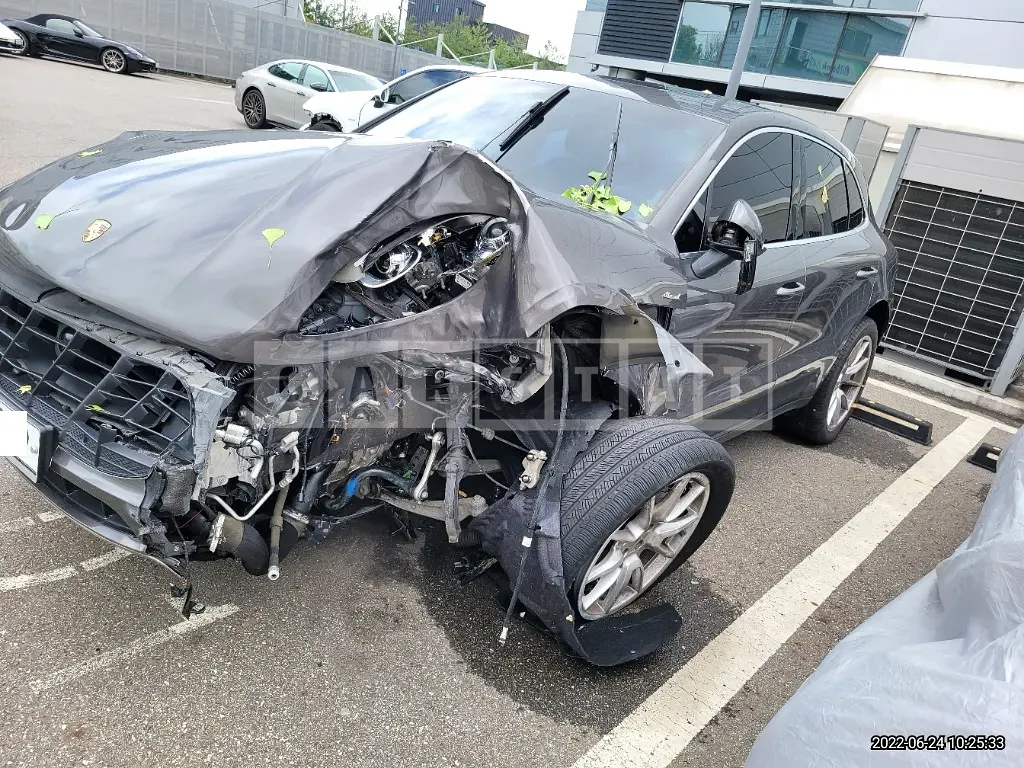 Photo 2 of 38: 2015 Porsche Macan S, VIN WP1AD2957FLB83227 — Korean insurance auction