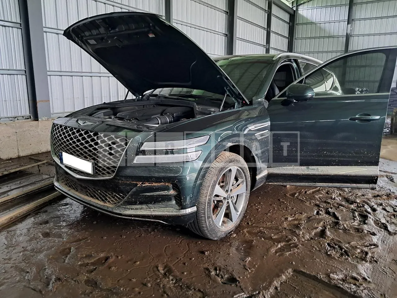 Photo 2 of 3: 2022 Genesis GV80, VIN KMTHB81DDNU107342 — Korean insurance auction