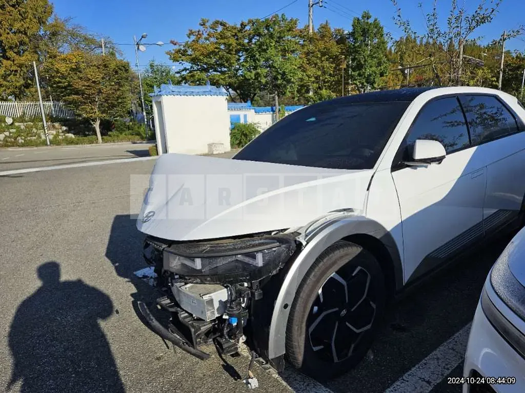 Photo 2 of 36: 2023 Hyundai Modern Ionic 5 — Korean insurance auction