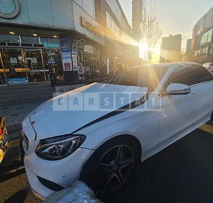 Photo 2 of 31: 2017 Mercedes-Benz C220 d — Korean insurance auction