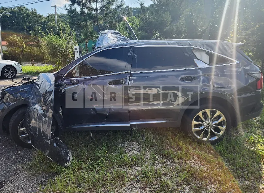 Photo 2 of 29: 2023 Kia Sorento, VIN KNARF81FGPA173589 — Korean insurance auction