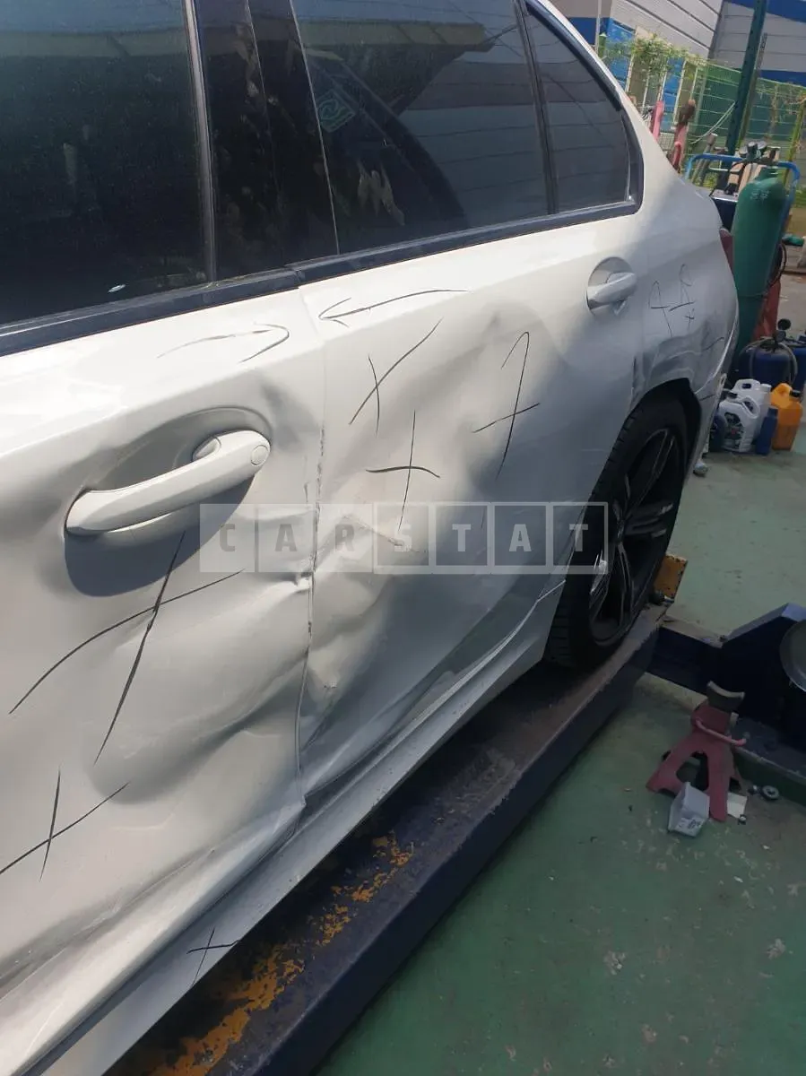 Photo 2 of 3: 2023 BMW 320i — Korean insurance auction