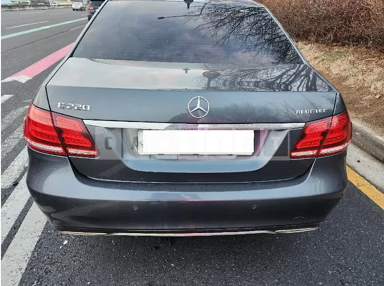 Photo 2 of 8: 2015 Mercedes-Benz E220 BlueTec, VIN WDDHF0AB8FB121587 — Korean insurance auction