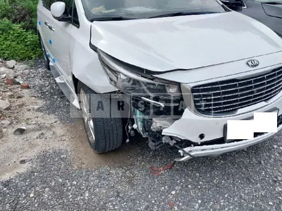 Photo 2 of 13: 2017 Kia Carnival, VIN KNAME81ABHS315281 — Korean insurance auction