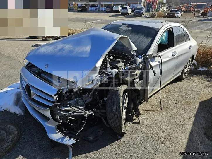 Photo 2 of 10: 2015 Mercedes-Benz C200, VIN WDDWF4CB7GF240902 — Korean insurance auction