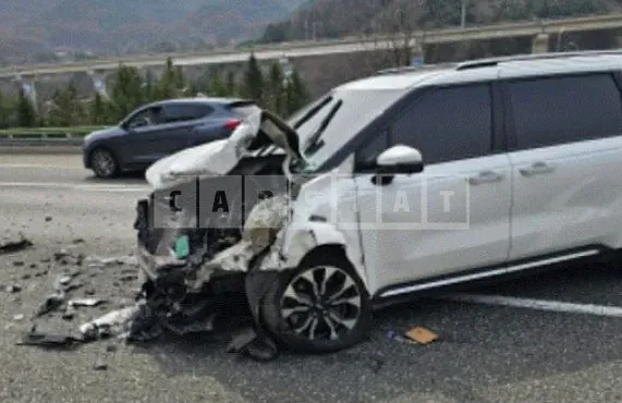 Photo 2 of 60: 2021 Kia Carnival 2.2, VIN KNANE81BBMS073945 — Korean insurance auction