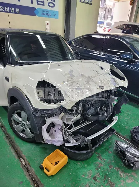 Photo 2 of 6: 2018 MINI Cooper Five-Door, VIN WMWXU1105J2G06181 — Korean insurance auction