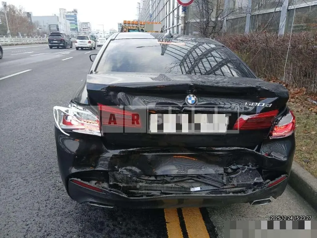 Photo 2 of 8: 2017 BMW 520d — Korean insurance auction