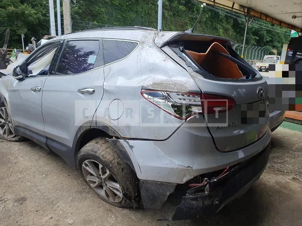 Photo 2 of 5: 2014 Hyundai Santa Fe, VIN KMHSW81UDFU305403 — Korean insurance auction