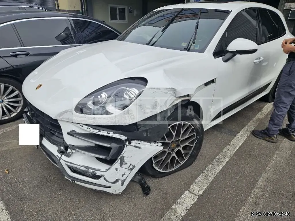 Photo 2 of 44: 2017 Porsche Macan Turbo — Korean insurance auction