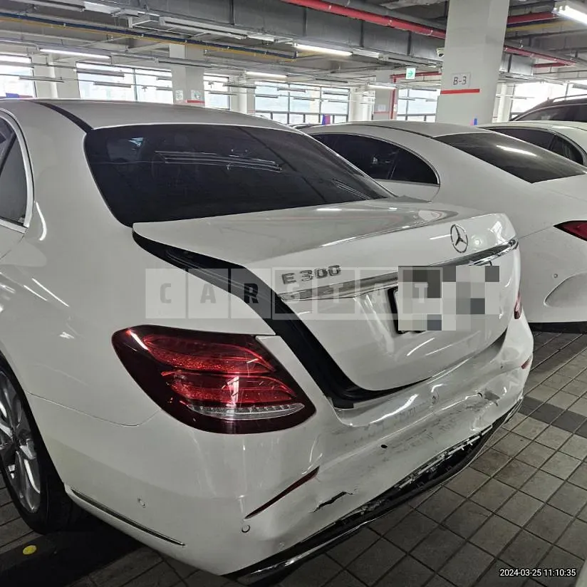 Photo 2 of 10: 2017 Mercedes-Benz E300, VIN WDDZF4JB9JA359541 — Korean insurance auction