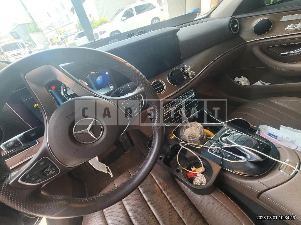 Photo 2 of 16: 2017 Mercedes-Benz E300 4Matic, VIN WDDZF4KB8HA256412 — Korean insurance auction