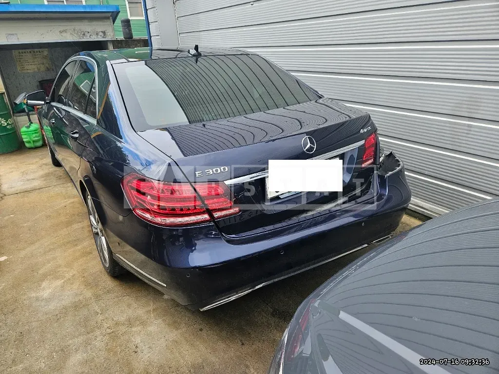 Photo 2 of 27: 2016 Mercedes-Benz E 300 — Korean insurance auction