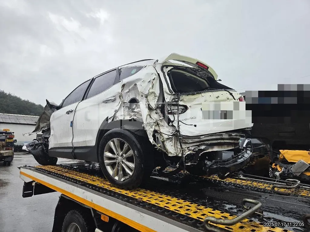 Photo 2 of 38: 2017 Hyundai Santa Fe DM — Korean insurance auction