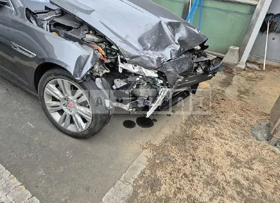 Photo 2 of 43: 2019 Jaguar XF 20d — Korean insurance auction