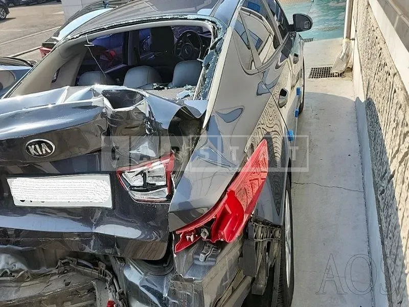 Photo 2 of 11: 2017 Kia K5, VIN KNAGS411BHA123757 — Korean insurance auction
