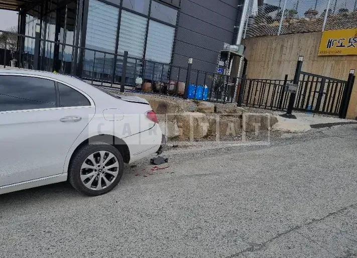 Photo 2 of 9: 2019 Mercedes-Benz E220d 4Matic, VIN WDDZF0FB4KA692717 — Korean insurance auction