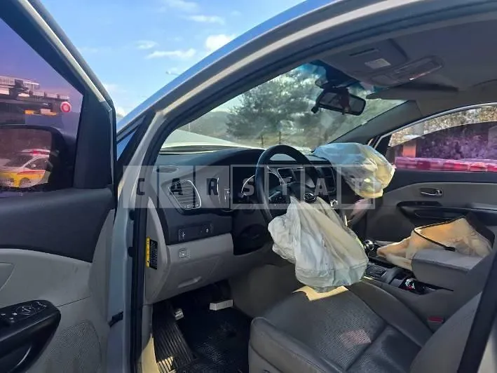 Photo 2 of 10: 2016 Kia Carnival 11-Seater — Korean insurance auction