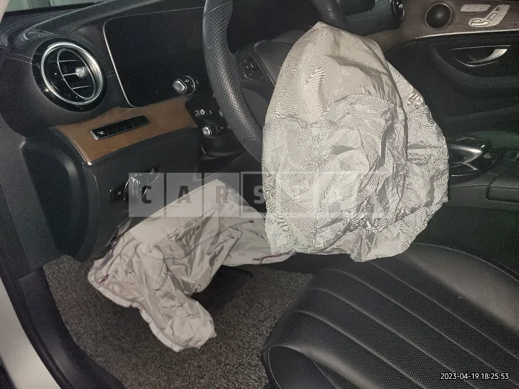 Photo 2 of 27: 2017 Mercedes-Benz E300 4Matic, VIN WDDZF4KB6HA250933 — Korean insurance auction