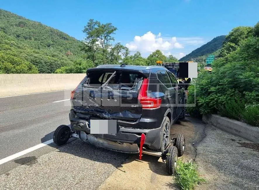 Photo 2 of 3: 2022 Volvo XC40B4 AWD — Korean insurance auction