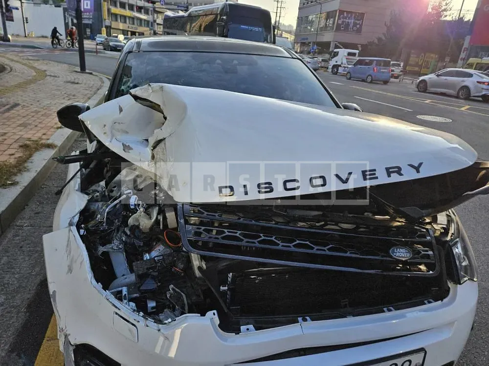 Photo 2 of 21: 2017 Land Rover Discovery Sports, VIN SALCA2BN1HH679720 — Korean insurance auction