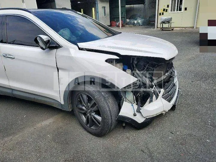 Photo 2 of 9: 2014 Hyundai Santa Fe, VIN KMHSW81UBFU327602 — Korean insurance auction