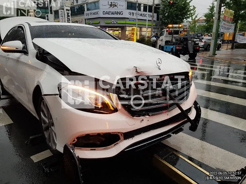 Photo 2 of 49: 2020 Mercedes-Benz E220 d 4Matic, VIN W1KZF0FB7LA859718 — Korean insurance auction