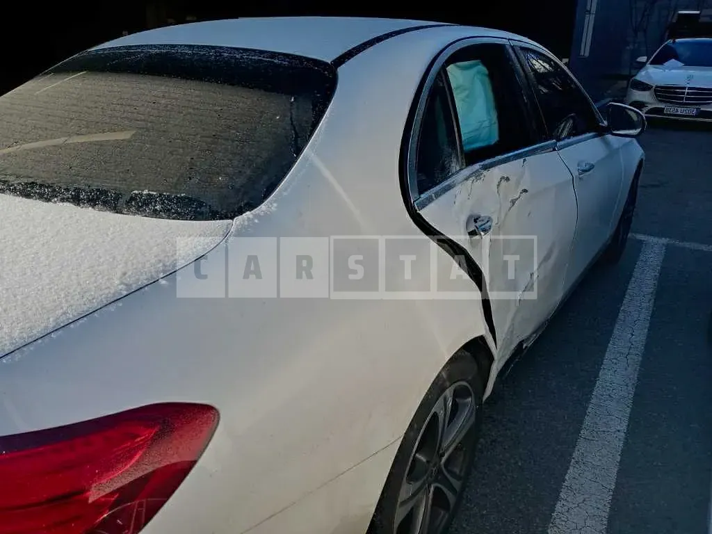 Photo 2 of 9: 2018 Mercedes-Benz E300 4Matic Avant-Garde (1,991CC), VIN WDDZF4KB3JA377452 — Korean insurance auction
