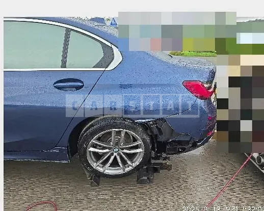 Photo 2 of 6: 2020 BMW 320i — Korean insurance auction