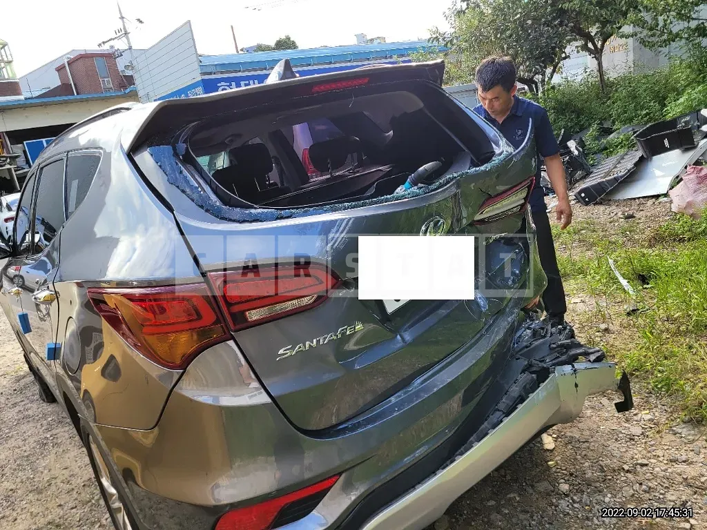 Photo 2 of 40: 2016 Hyundai Santa Fe, VIN KMHSW81XBGU625328 — Korean insurance auction