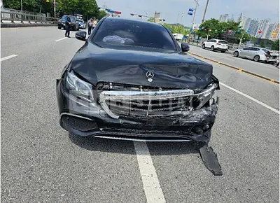 Photo 1 of 30: 2019 Mercedes-Benz E220d — Korean insurance auction