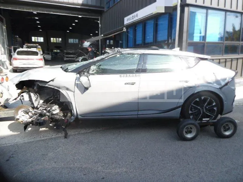 Photo 2 of 34: 2025 Kia EV6 — Korean insurance auction