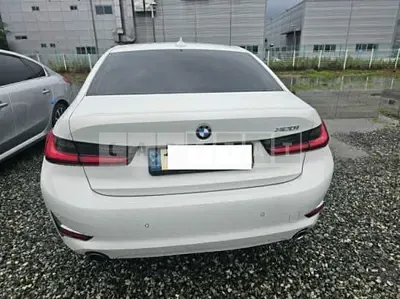 Photo 1 of 4: 2021 BMW 320i — Korean insurance auction