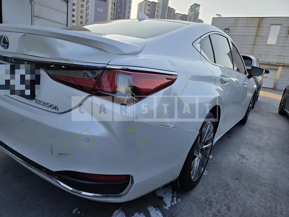 Photo 2 of 4: 2024 Lexus ES300h — Korean insurance auction
