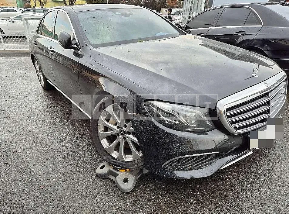 Photo 2 of 18: 2019 Mercedes-Benz E300 — Korean insurance auction