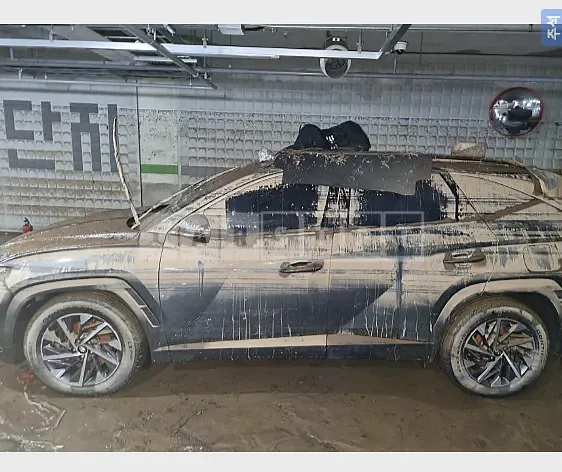 Photo 2 of 6: 2021 Hyundai Tucson, VIN KMHJE811BMU007800 — Korean insurance auction