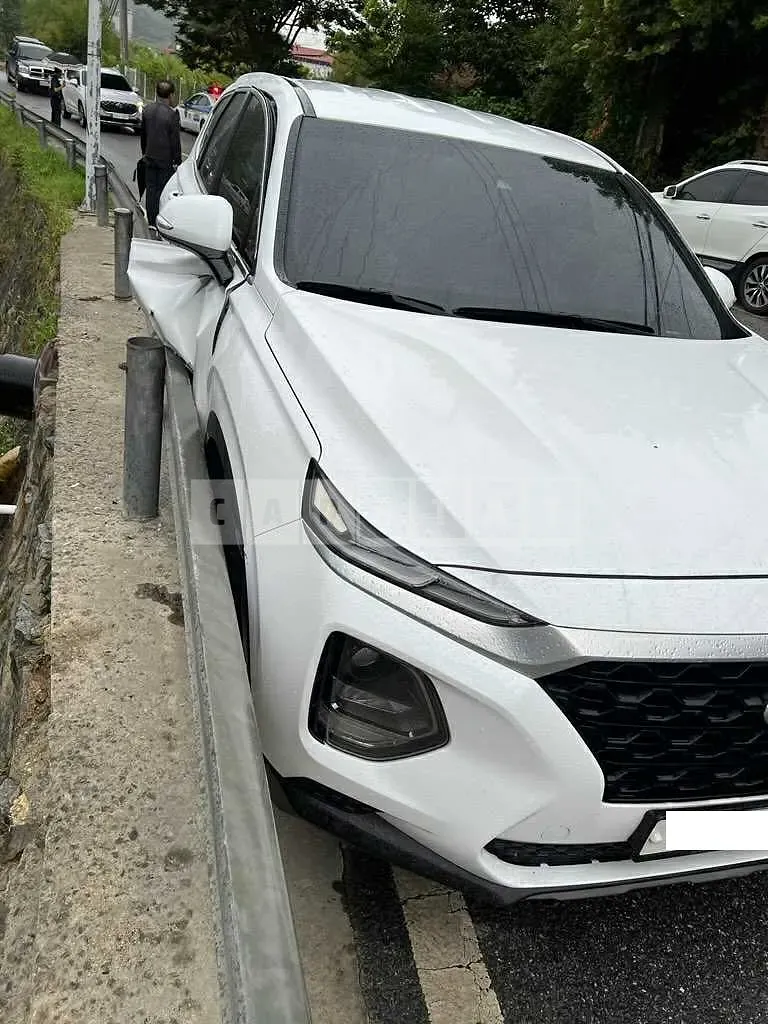 Photo 2 of 19: 2019 Hyundai Santa Fe, VIN KMHS281BBKU059254 — Korean insurance auction