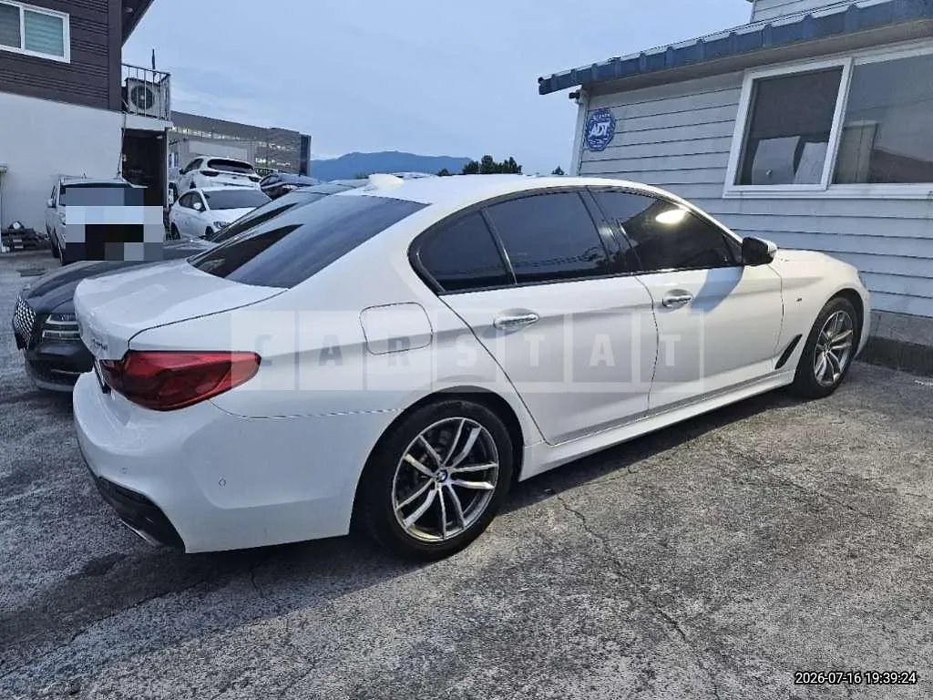 Photo 2 of 19: 2017 BMW 520d — Korean insurance auction