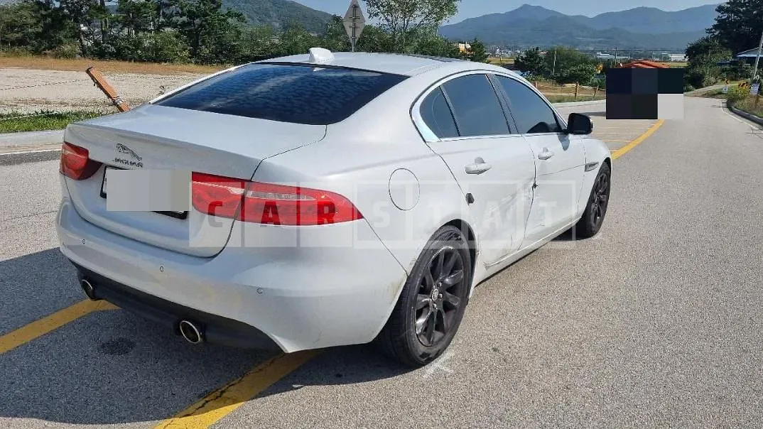 Photo 2 of 9: 2017 Jaguar XE 20T — Korean insurance auction