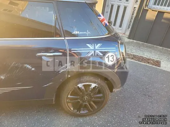 Photo 2 of 9: 2017 MINI Cooper Five-Door, VIN WMWXU1107H2F12572 — Korean insurance auction