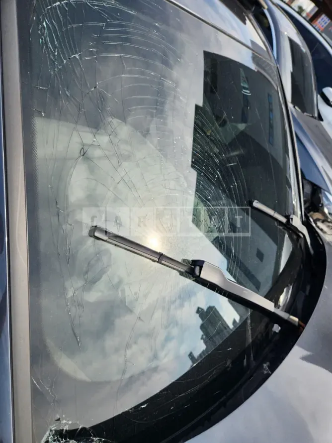 Photo 2 of 14: 2020 BMW 320i Luxury — Korean insurance auction