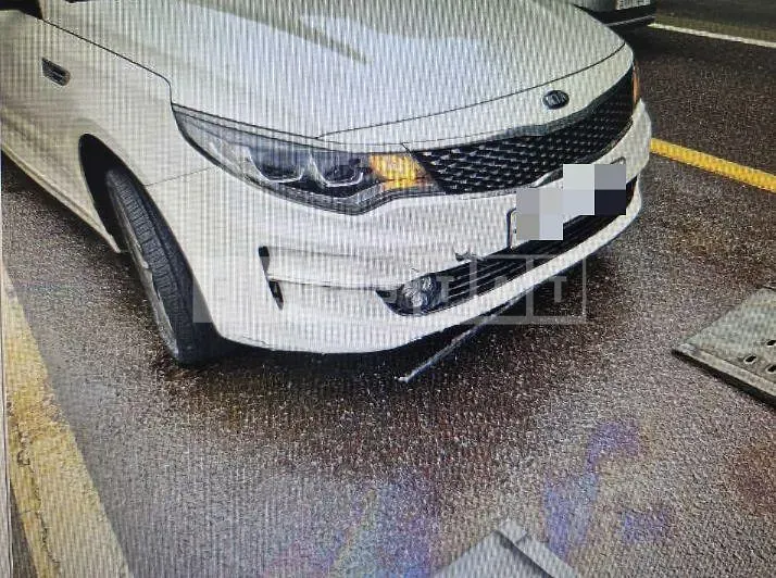 Photo 3 of 3: 2017 Kia K5 — Korean insurance auction