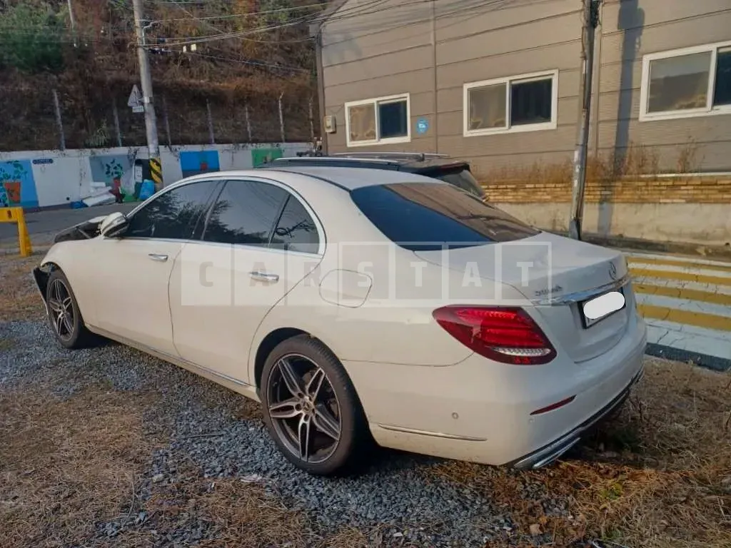 Photo 2 of 9: 2017 Mercedes-Benz E220d 4Matic, VIN WDDZF0FB9HA270323 — Korean insurance auction