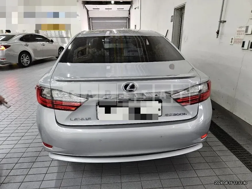 Photo 2 of 17: 2017 Lexus ES300h — Korean insurance auction